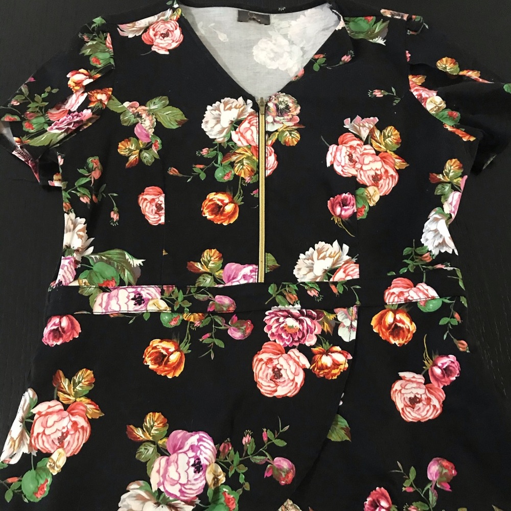 Jaanuu Tulip scrub top large